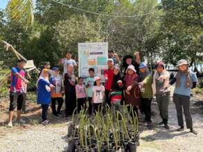 Local community with the mangrove seedlings