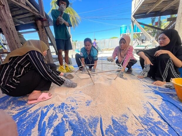 Mabul youth completing one of the reef stars