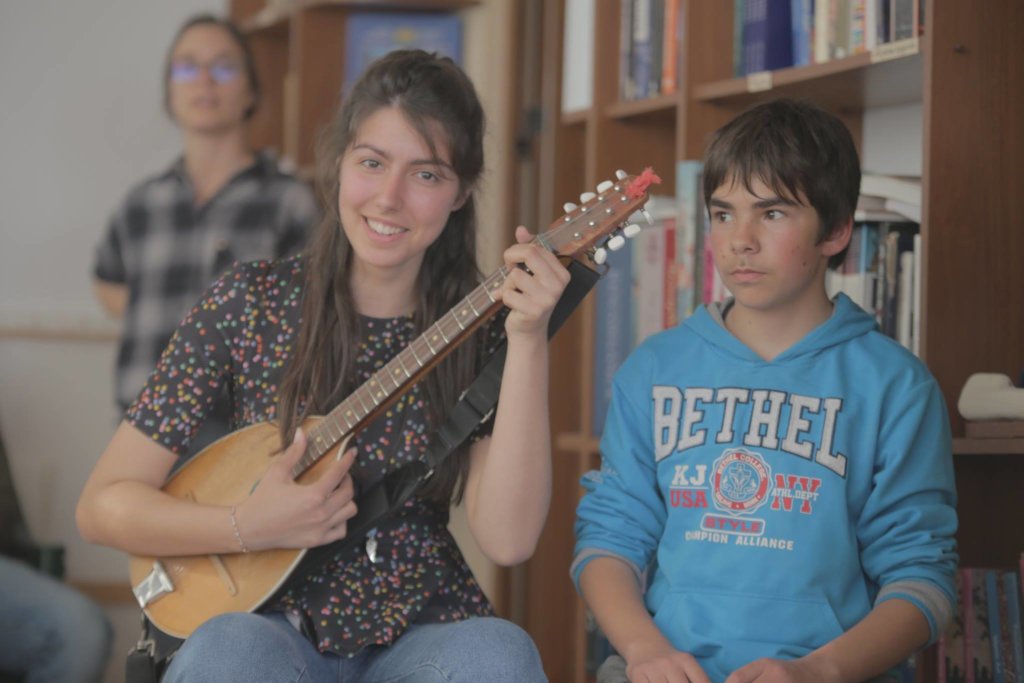 Help children in Varna access free art courses