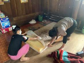 Tanqua sets up new mattress for elderly man