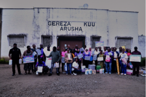 Visiting day and distribution at the women prison