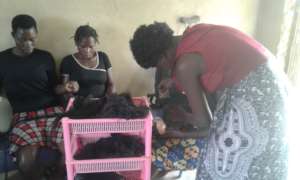 Hair dressing tutor in practically demonstrating