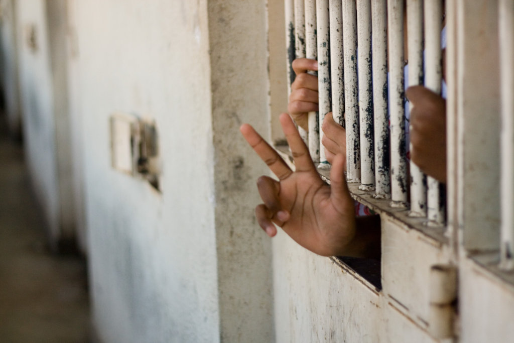 Help 250 children in prison in Burundi + Cambodia