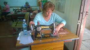 Leonor making her first bag