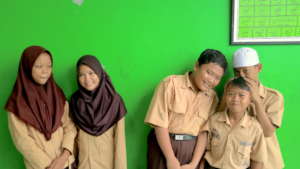 Tunas Karya kids playing friendly for the picture