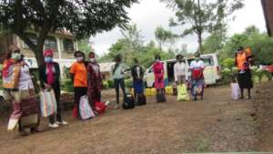 Collecting food parcels at IPI during the pandemic