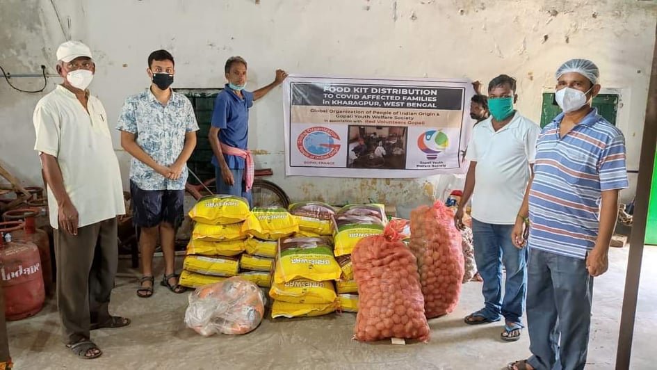 Food packets being distributed by volunteers
