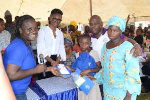 First Lady, Ogun State presenting Prize to winner