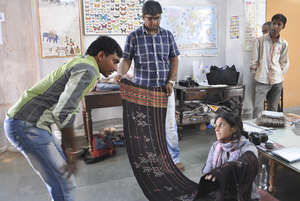 Suresh shows tangalio weaving