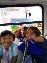 Las ninas felices de regreso de la escuela.