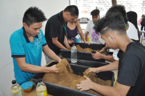 DLSU ALS students join the EM mud ball workshop