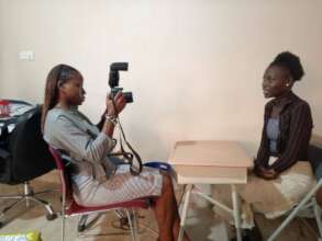 Aminata photographing Kotera