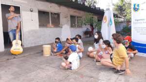 Maxi (music teacher) with project's participants