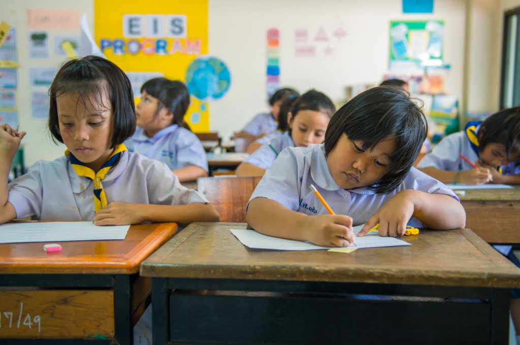 Allow 20 Thai students to learn English for a year