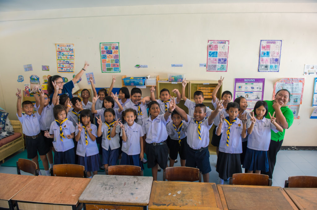 Allow 20 Thai students to learn English for a year