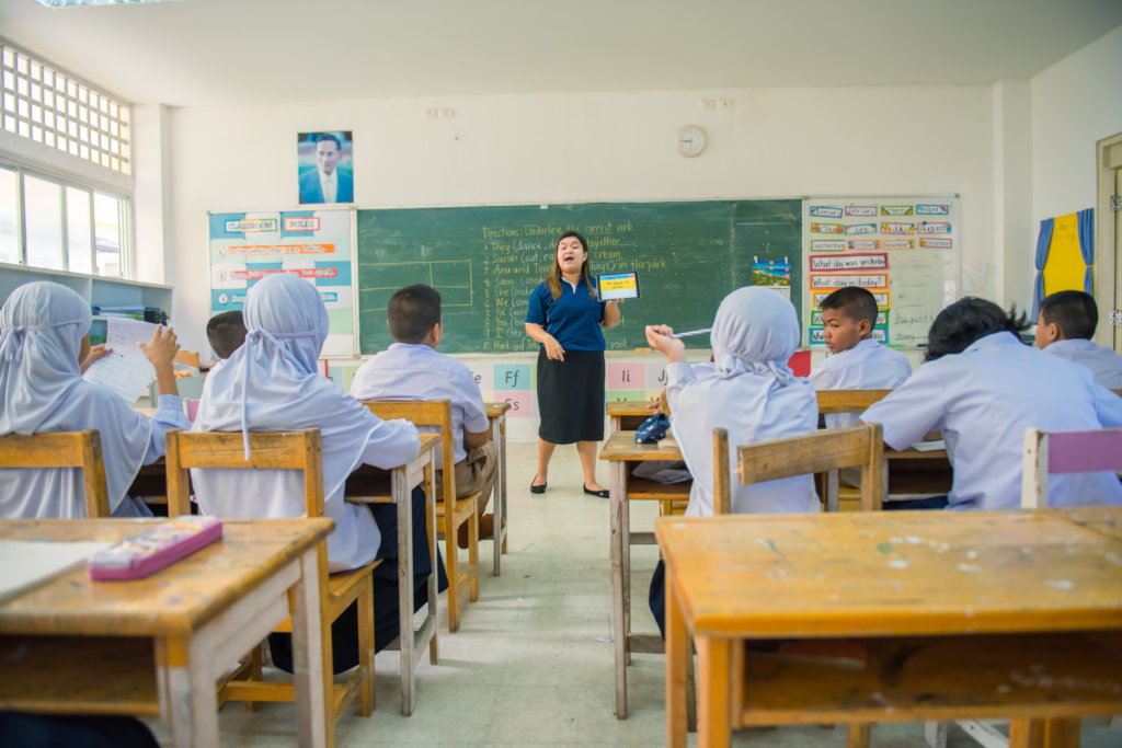 Allow 20 Thai students to learn English for a year