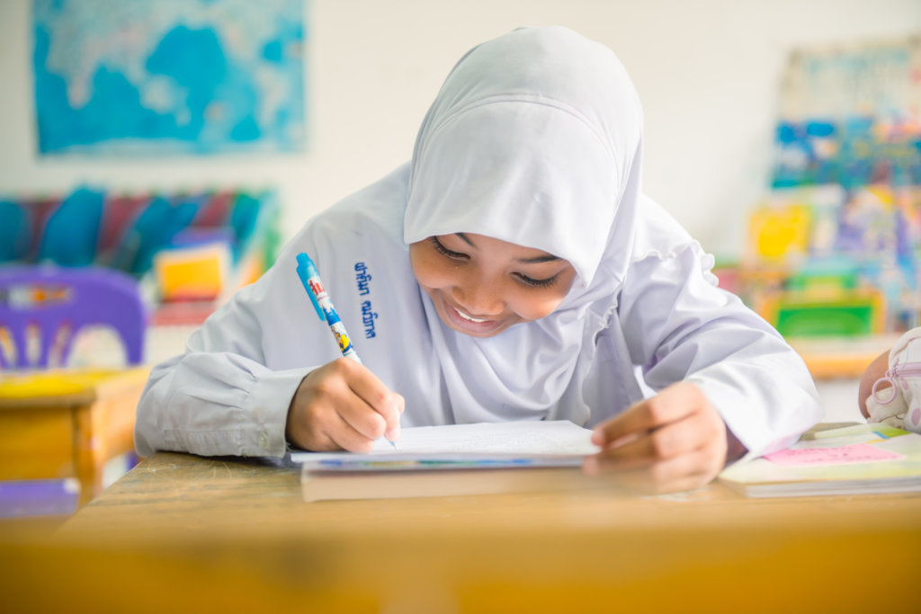 Allow 20 Thai students to learn English for a year