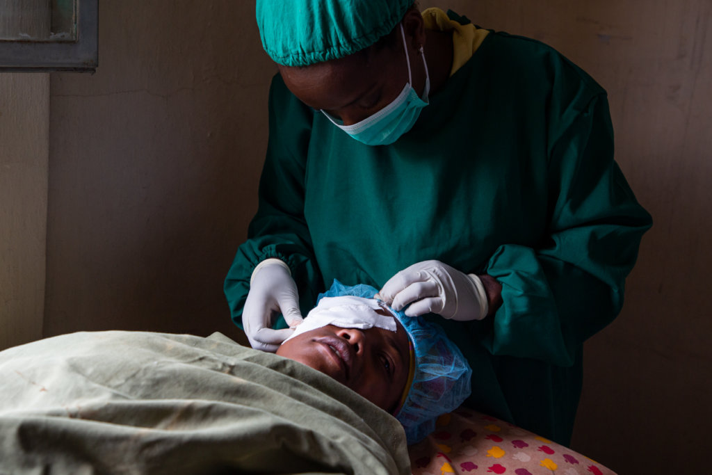 Simple eye surgery to restore sight to Ethiopians