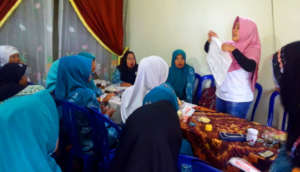 Bekti Yuliani conducted a Sort Bag Making workshop