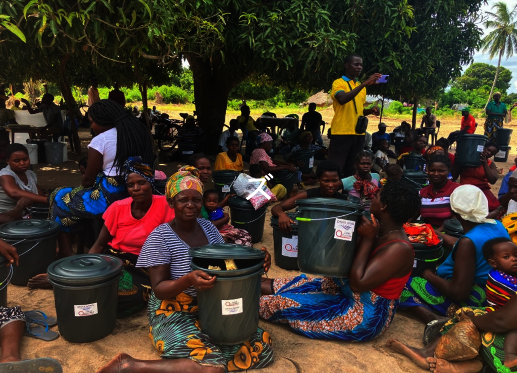 (Displaced people receiving hygiene supplies)
