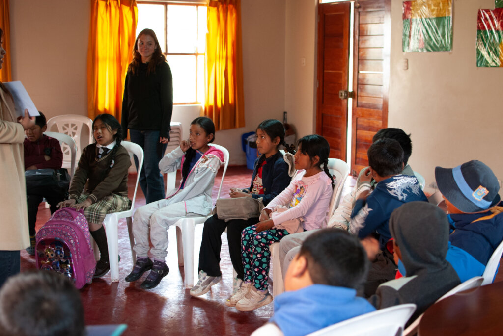 Children joining the Quillahuata mobile library