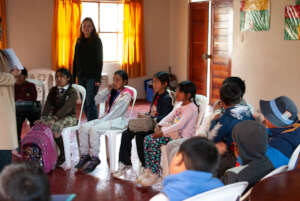 Children joining the Quillahuata mobile library