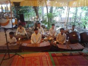 Noy performs Pleng Pin Peat at the Ceremony