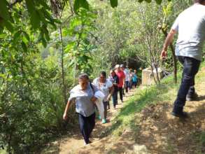 Community members tour al El Pedregal