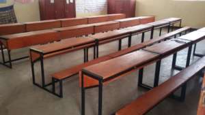20 desks of the same disgn in the classroom