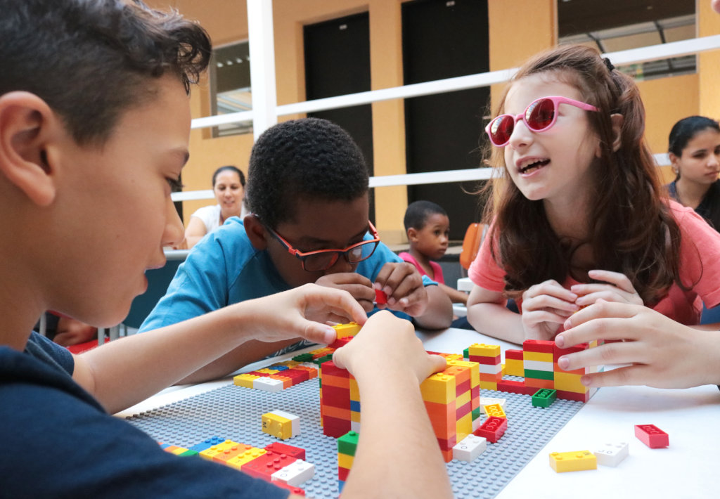 Braille Bricks: a tool for Blind Children literacy