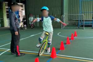 Hao guides his juniors with sharing his experience