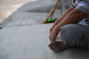 kid waiting parents back home in summertime