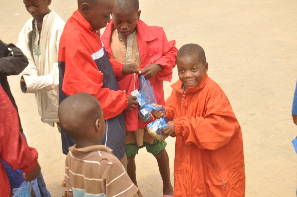 Cloth 500 Poor Almajiri Children in Keffi