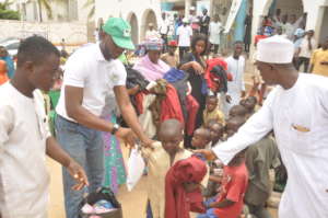 Cloth 500 Poor Almajiri Children in Keffi