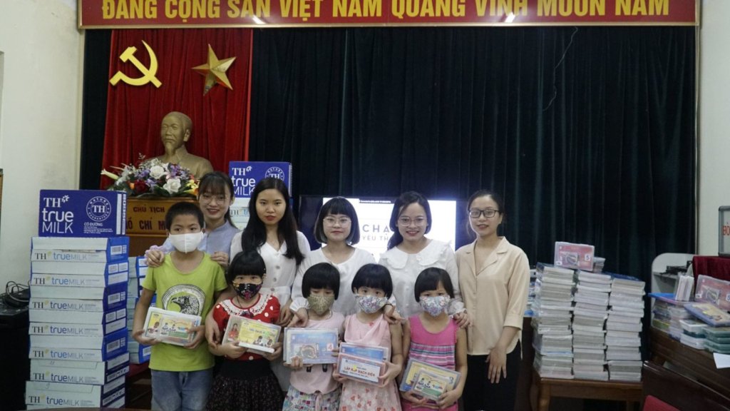 Gift giving at Social Patronizing Center No.3