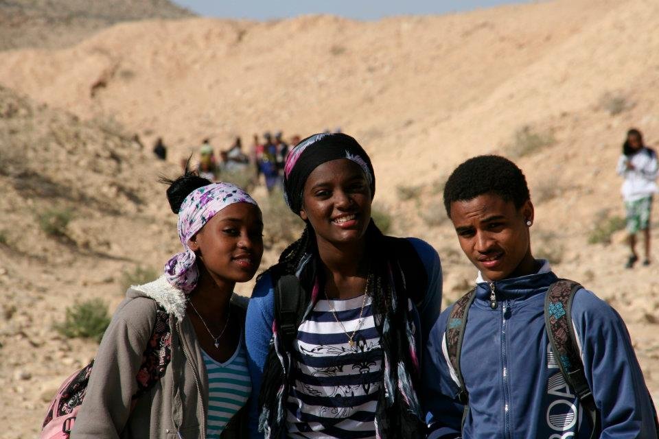 Heleny at a field trip to the Negev(in the middle)