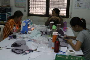 Students volunteer at Mask product project