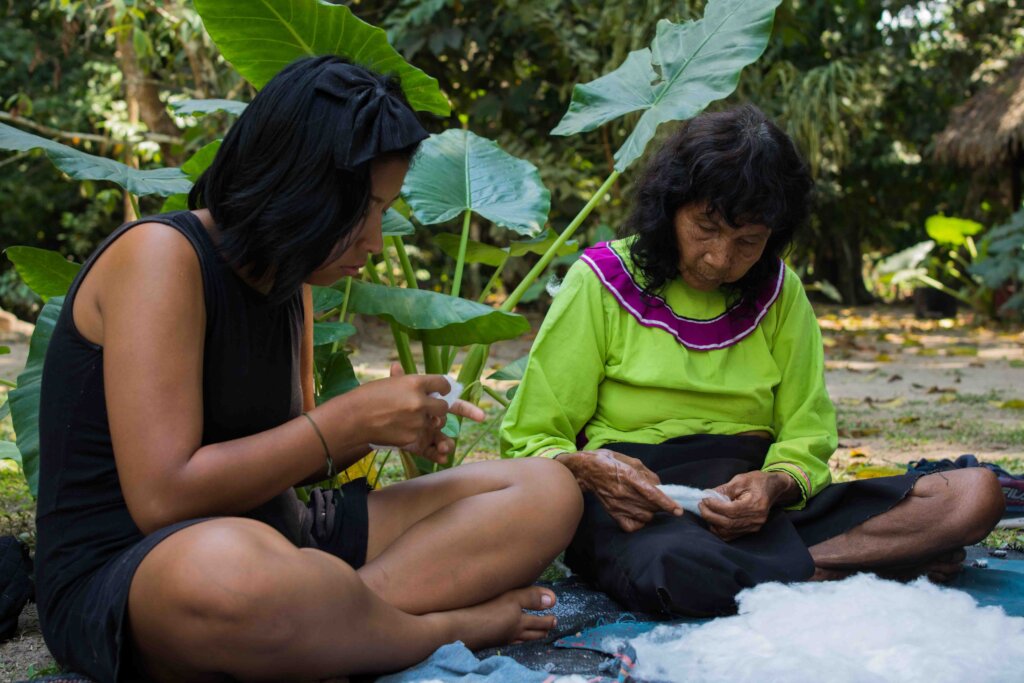 Shipibo women exchanging techniques