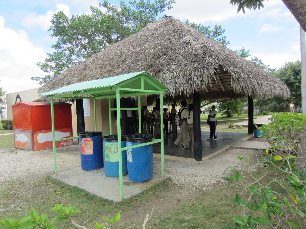 IMPROVE SCHOOL FOR 700 DOMINICAN STUDENTS IN NEED