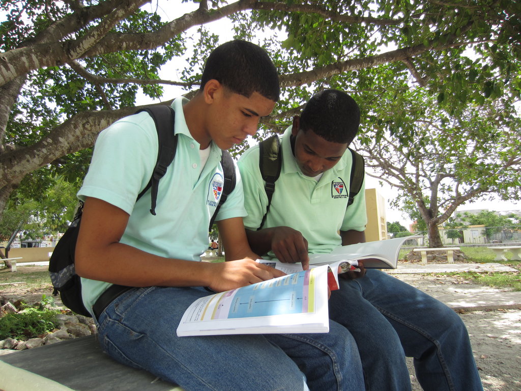 IMPROVE SCHOOL FOR 700 DOMINICAN STUDENTS IN NEED