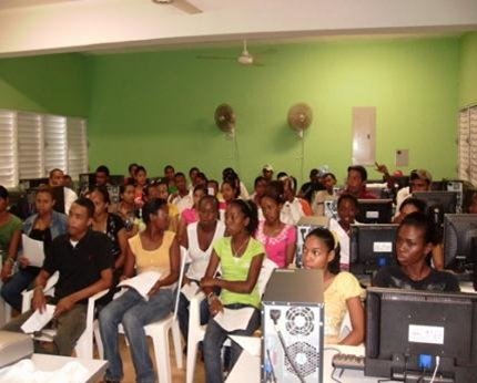 IMPROVE SCHOOL FOR 700 DOMINICAN STUDENTS IN NEED
