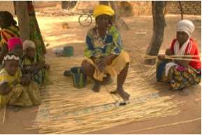 Mentor President Salamatou in a craft workshop