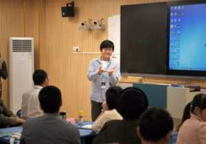 Dr. W. Wong guiding the trainees
