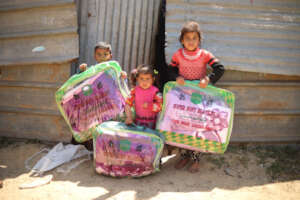 A family that lives in a shack received blankets