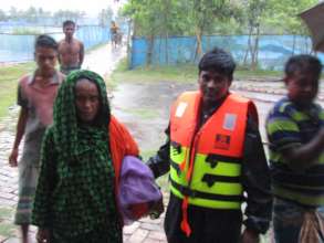 Volunteer sescue the old woman