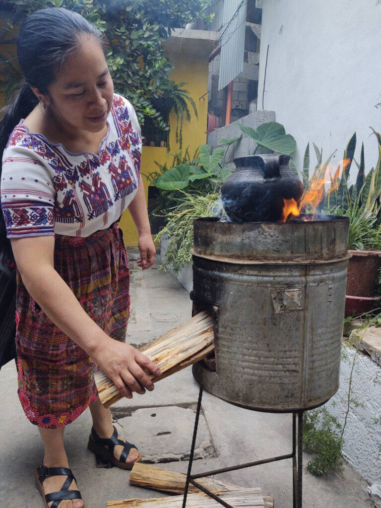 Give efficient stoves to 100 Guatemalan families