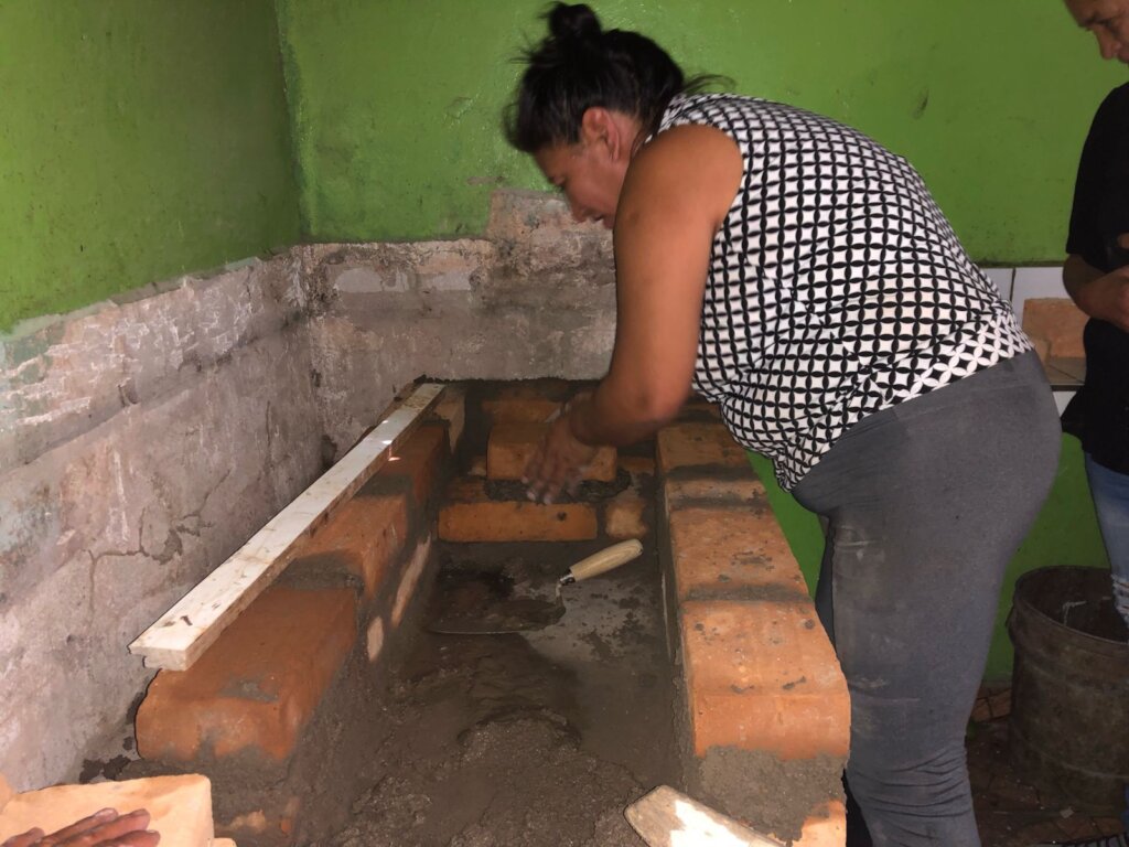 Maestra Fogonera (master stove builder)in training