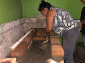 Maestra Fogonera (master stove builder)in training