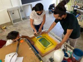 Kids receiving screen print workshop