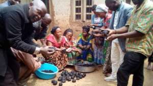 Making briquettes by hand to avoid deforestation